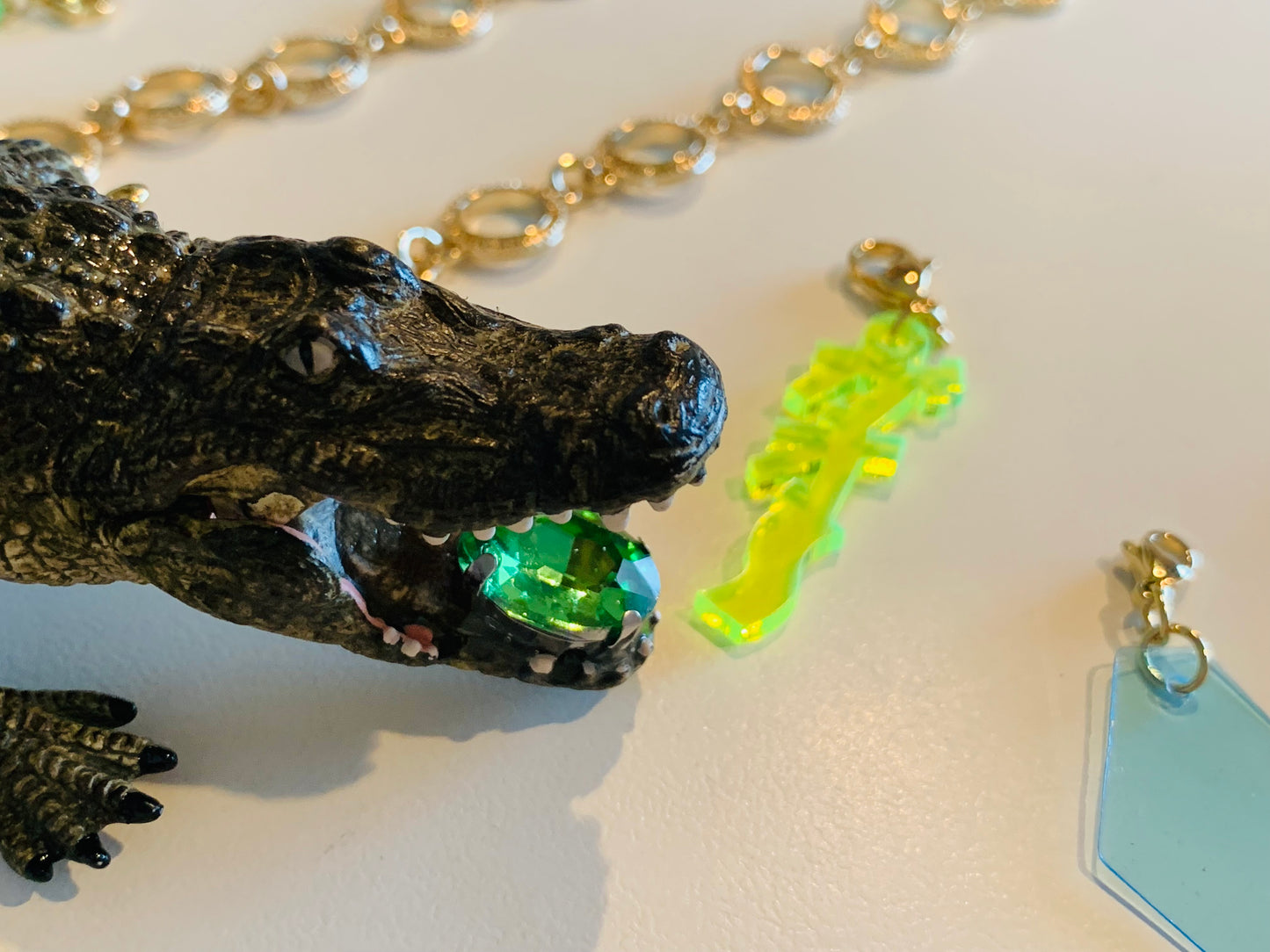 勲章屋さん【kunshoyasan】×シュライヒ ワニネックレス