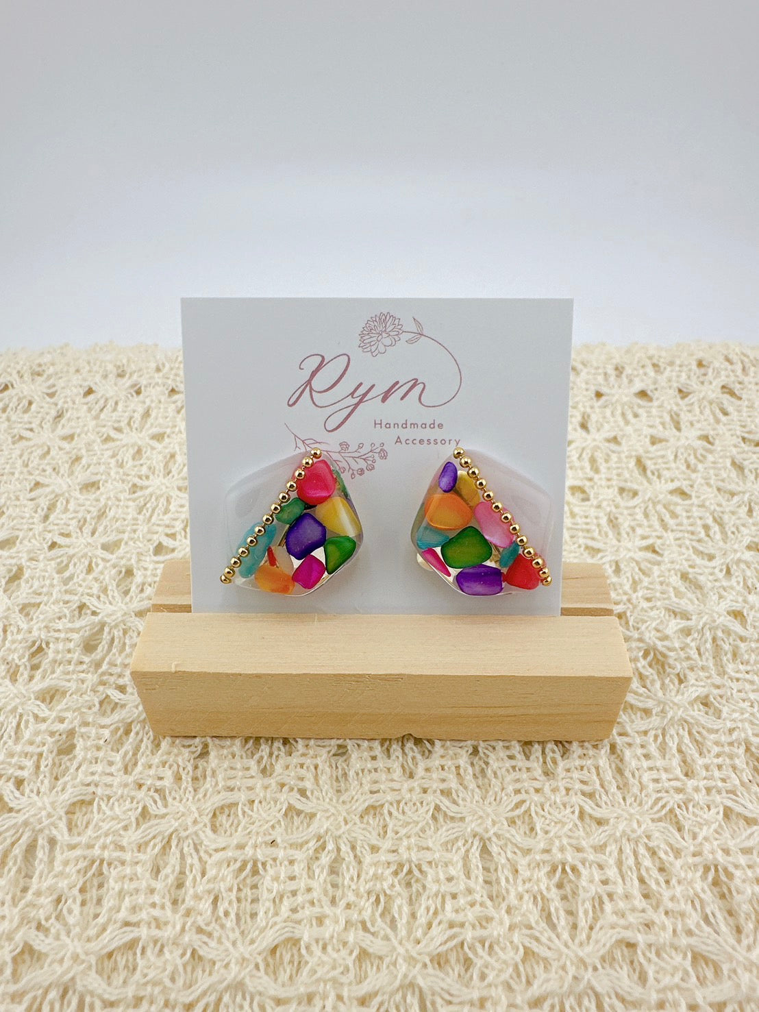 【Rym handmade(リム ハンドメイド)】イヤリング カラフルさざれシェル