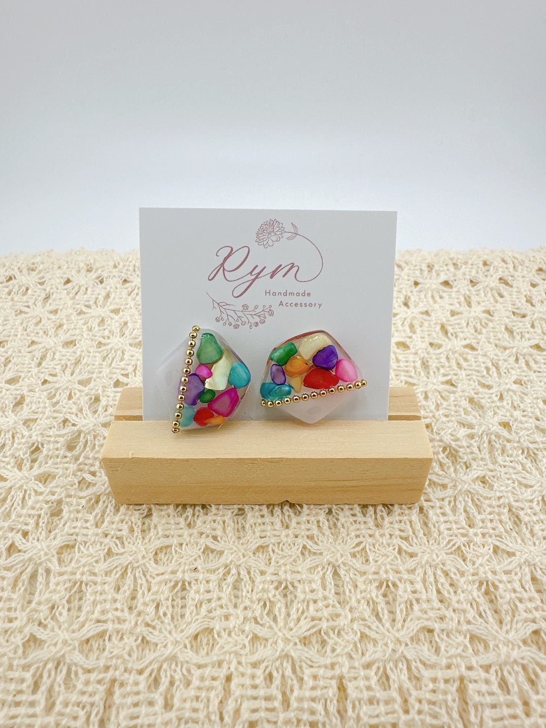 【Rym handmade(リム ハンドメイド)】ピアス カラフルさざれシェル