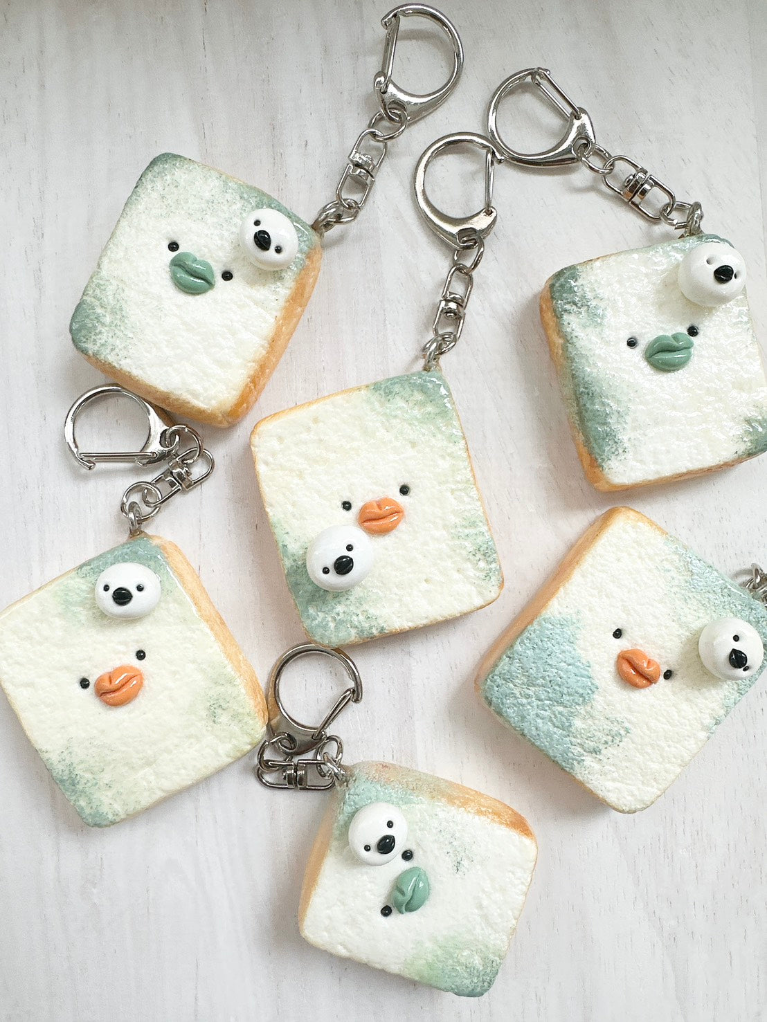 【無個性‐mukosei-】カビ食パンキーホルダー