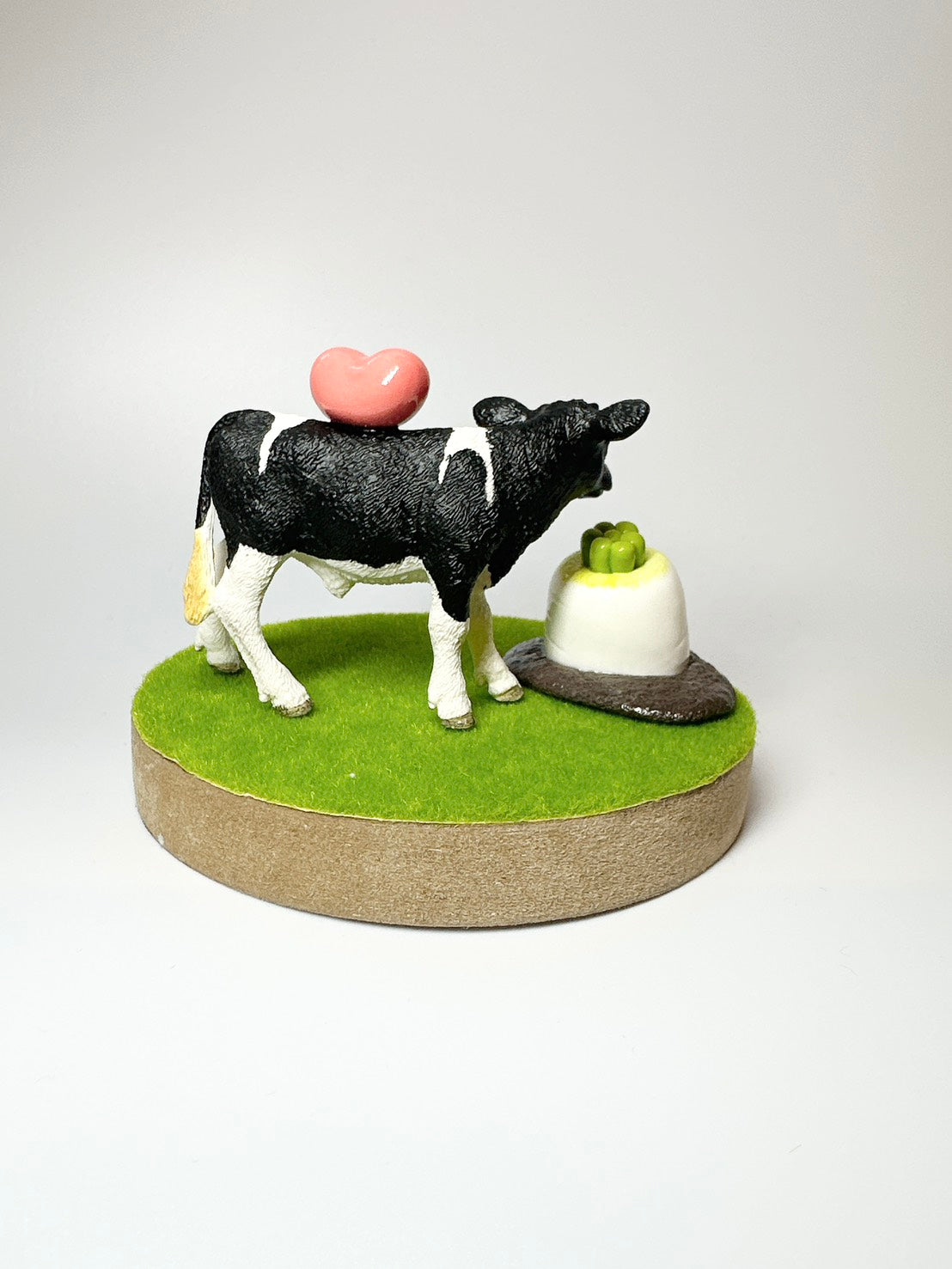 【schleich×無個性‐mukosei-】ホルスタイン牛×だいこんさま