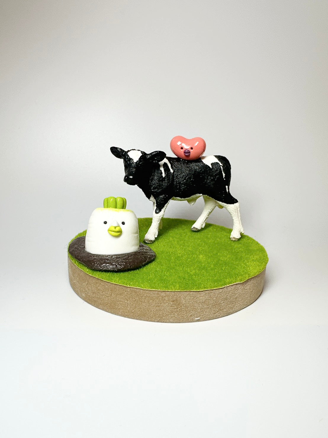 【schleich×無個性‐mukosei-】ホルスタイン牛×だいこんさま