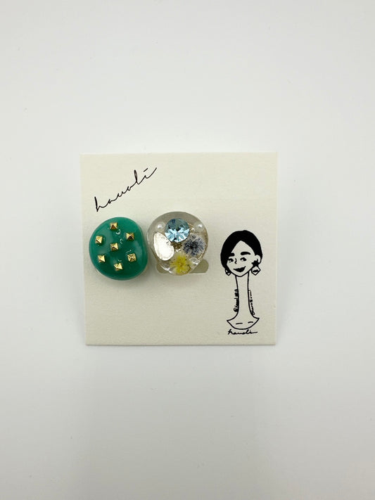 【hauoli(ハウオリ)】イヤリング　エメラルドグリーン×スタッズ