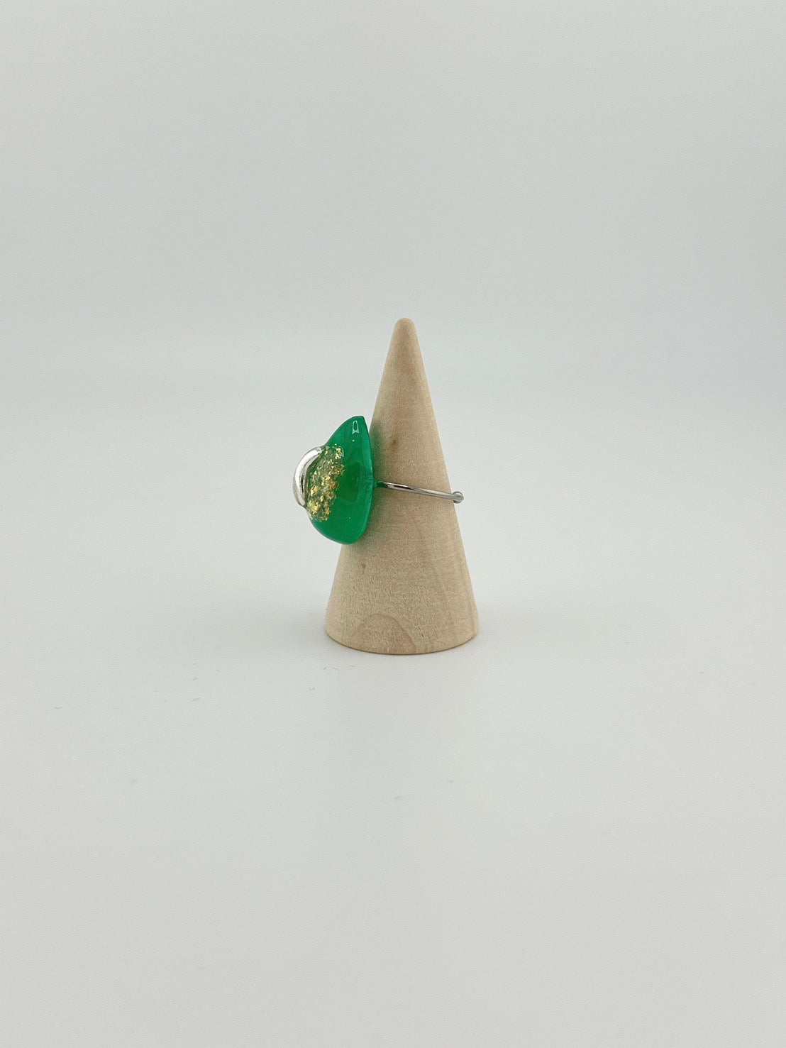 【hauoli(ハウオリ)】リング　エメラルドグリーン雫